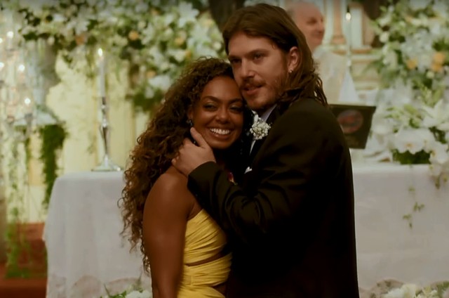 Dandara Mariana (Dandara) e Caio Paduan (Quinzinho) em cena de 'Verão 90' (Foto: Reprodução)