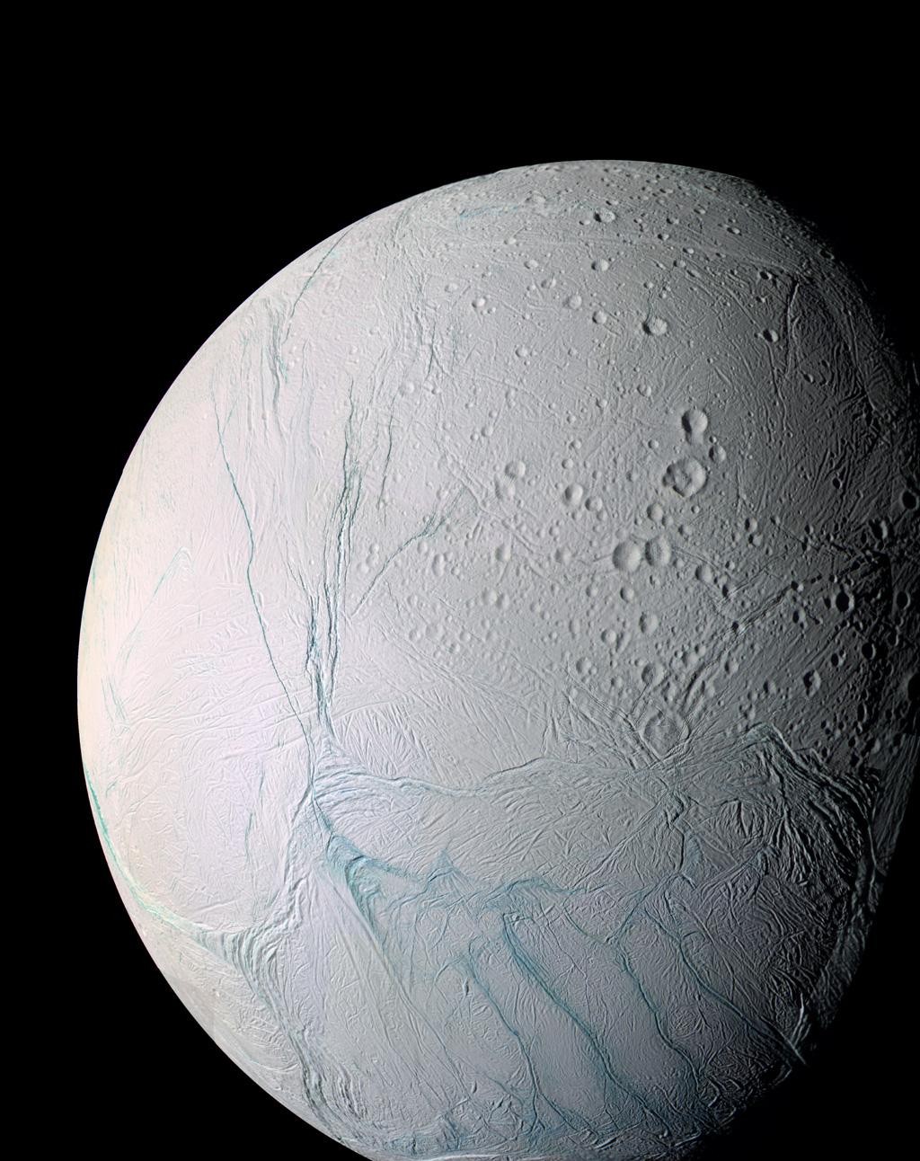 Sexta maior lua de Saturno, Encélado tem pouco mais de 500 km de diâmetro (Foto: NASA)