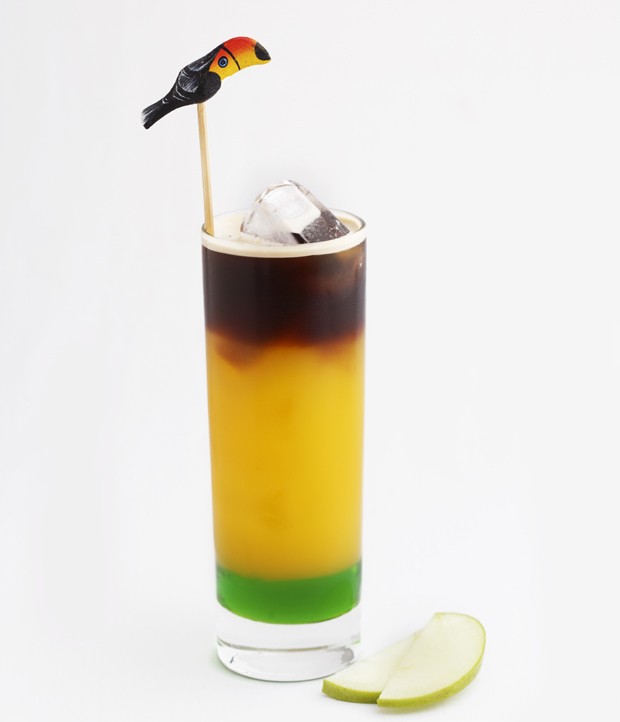Samba, drinque criado pela Nespresso, possui camadas coloridas - o misturador de tucano é por sua conta e risco (Foto: Divulgação)