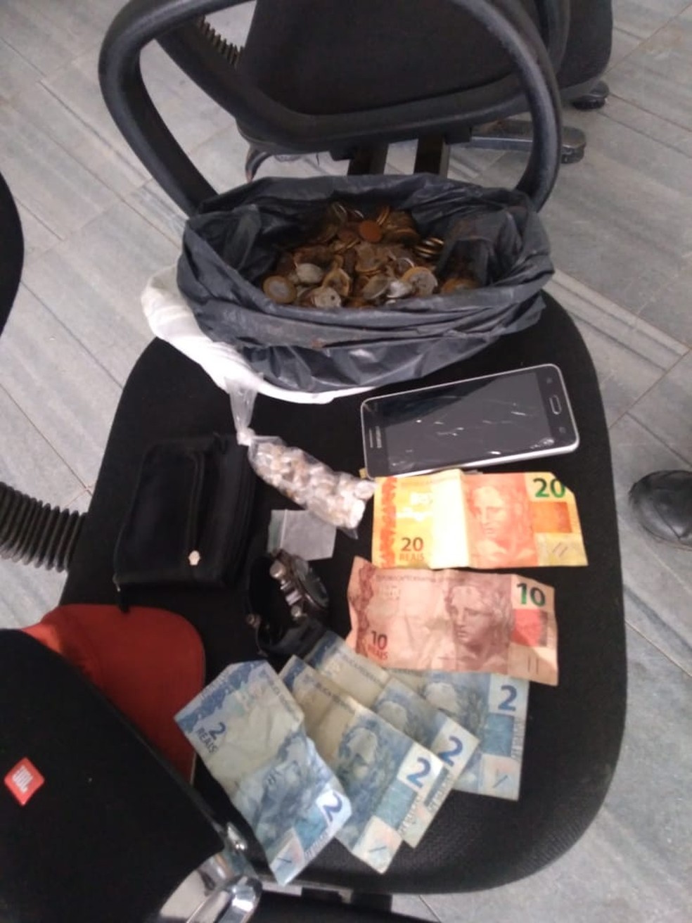 Com o suspeito e roubo a posto de combustÃ­veis em Natal, a PolÃ­cia Civil encontrou dinheiro, drogas, celulares e um relÃ³gio  â Foto: Geraldo JerÃ´nimo/Inter TV Cabugi