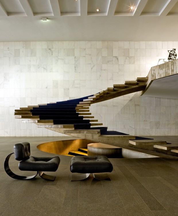 A escada helicoidal é um marco no edifício, representando a arquitetura moderna (Foto: Reprodução/flickr)