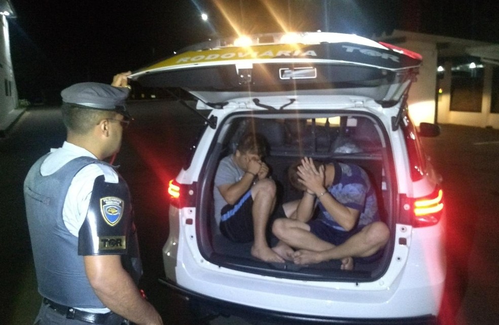 Carro foi abordado na Rodovia Castello Branco e os rapazes se mostraram nervosos durante a fiscalização — Foto: Polícia Rodoviária/Divulgação