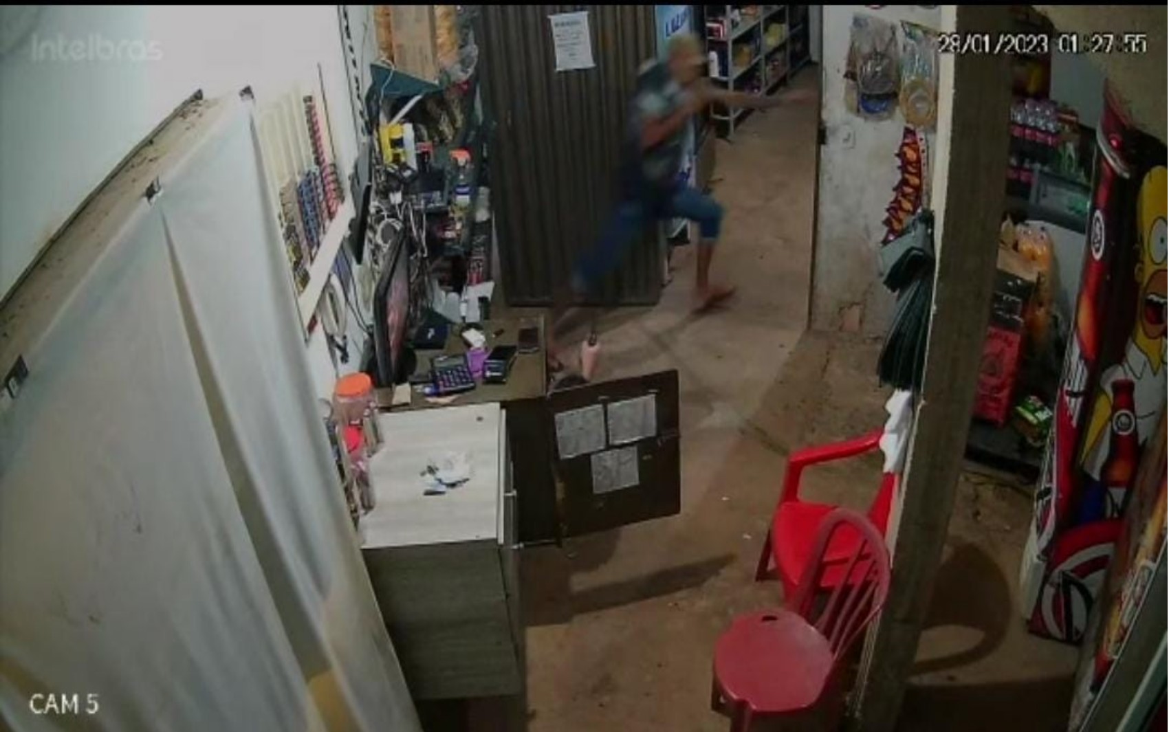 Homem passa por vão de porta de distribuidora e mata comerciante a tiros; vídeo