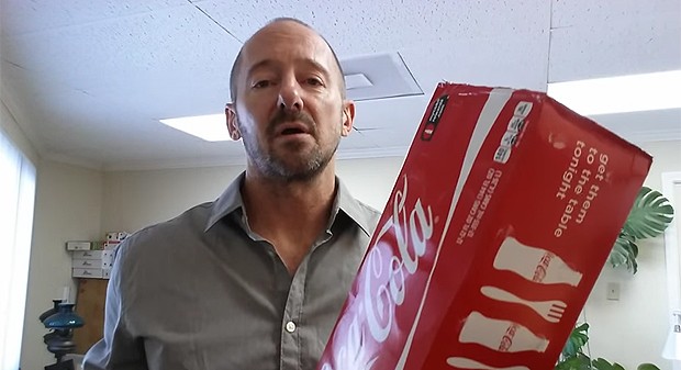 Homem bebe dez latas de Coca-Cola por dia (Foto: Divulgação / Youtube)