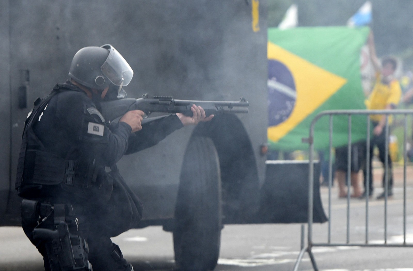 Forças de segurança confrontam apoiadores do ex-presidente Jair Bolsonaro que invadiram prédios públicos em Brasília — Foto: Ton Molina/AFP
