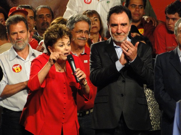 Dilma discursa ao lado de Patrus Ananias em Belo Horizonte (Foto: Pedro Cunha/G1)