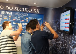 Televisor instalado na sala de imprensa da Toca II informa tempo de recuperação de machucados