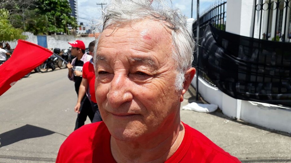 Deputado estadual Frei Anastácio (PT) foi ferido na testa por bala de borracha durante manifestação em favor do ex-presidente Lula, em João Pessoa (Foto: André Resende/G1)