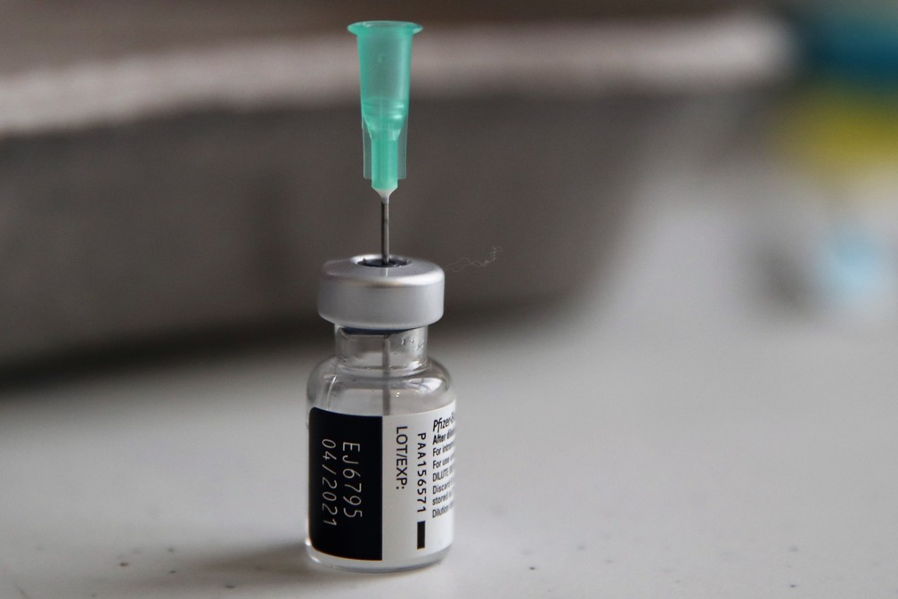 Um frasco da vacina Pfizer/BioNTech contra a Covid-19, em uma foto de janeiro de 2021. O imunizante foi o primeiro a receber aprovação no Japão — Foto: Francois Mori/AP/Arquivo