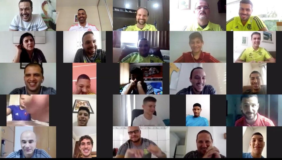 J&uacute;lio C&eacute;sar conversou com os goleiros da base do Flamengo &mdash; Foto: Reprodu&ccedil;&atilde;o