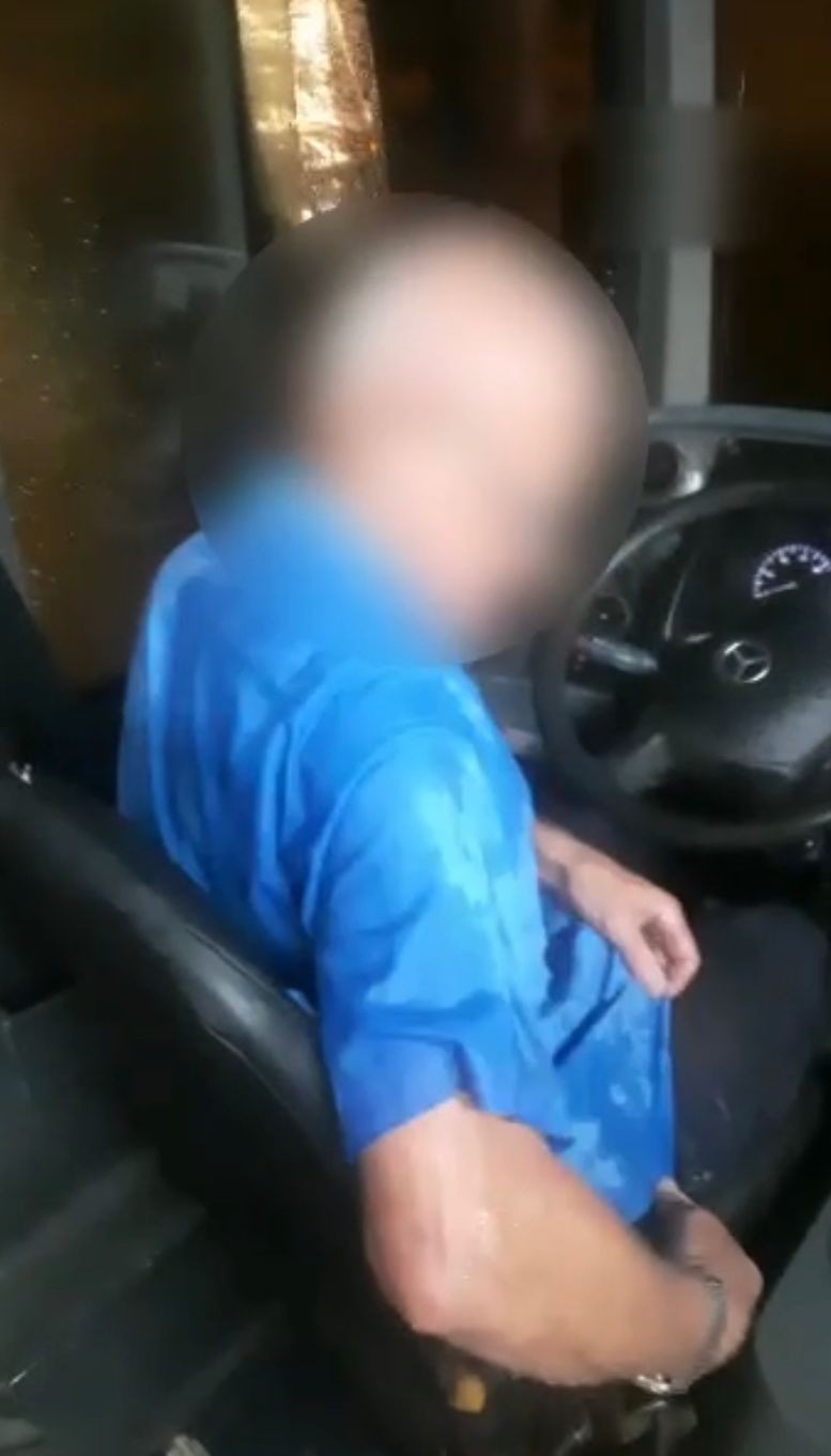 Motorista dirige encharcado por causa de goteira em ônibus coletivo de Juiz de Fora; VÍDEO