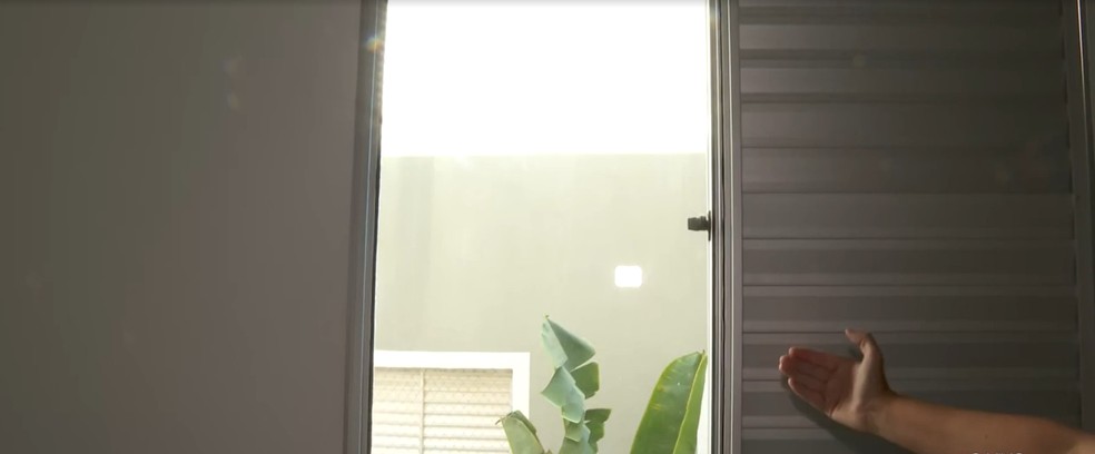Vidro da janela fica fechado para sol bater e reter calor no quarto — Foto: Reprodução/EPTV