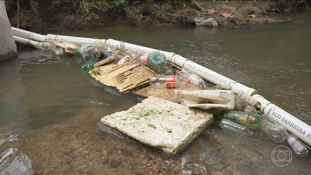 Ecobarreira de Diego Saldanha retém lixo do rio Atuba — Foto: Reprodução/Jornal Nacional