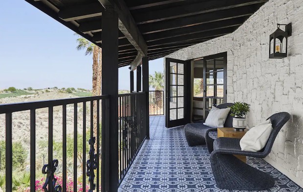 Considerada um refúgio, a propriedade fica a apenas 30 minutos da cidade de Palm Springs (Foto: Airbnb / Reprodução)