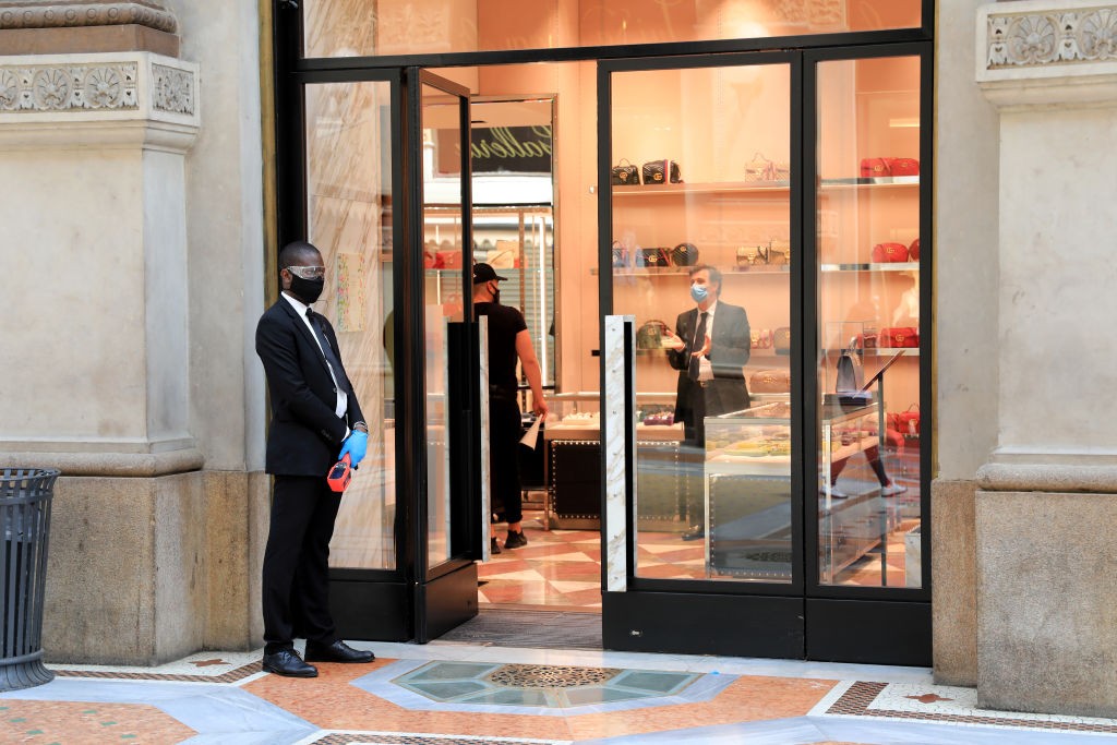 MILAN, ITALY - MAY 18: View of entrance of Gucci shop in Galleria Vittorio Emanuele on the first day of reopening after the lockdown on May 18, 2020 in Milan, Italy. Restaurants, bars, cafes, hairdressers and other shops have reopened, subject to social d (Foto: Getty Images)