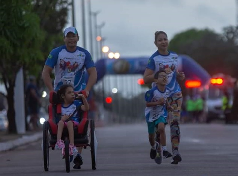 Letícia conta com o apoio dos pais e o irmão em suas jornadas — Foto: Arquivo/Família Melo