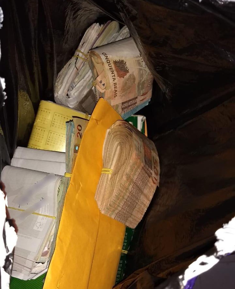 R$ 21 milhÃµes em cheques, R$ 400 mil em ouro e R$ 43 mil em dinheiro foram apreendidos. â Foto: MPE-MT/Assessoria