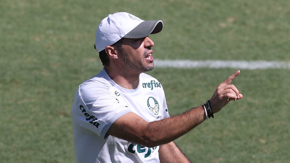 Abel Ferreira passa instruções no treino do Palmeiras — Foto: Cesar Greco\Palmeiras