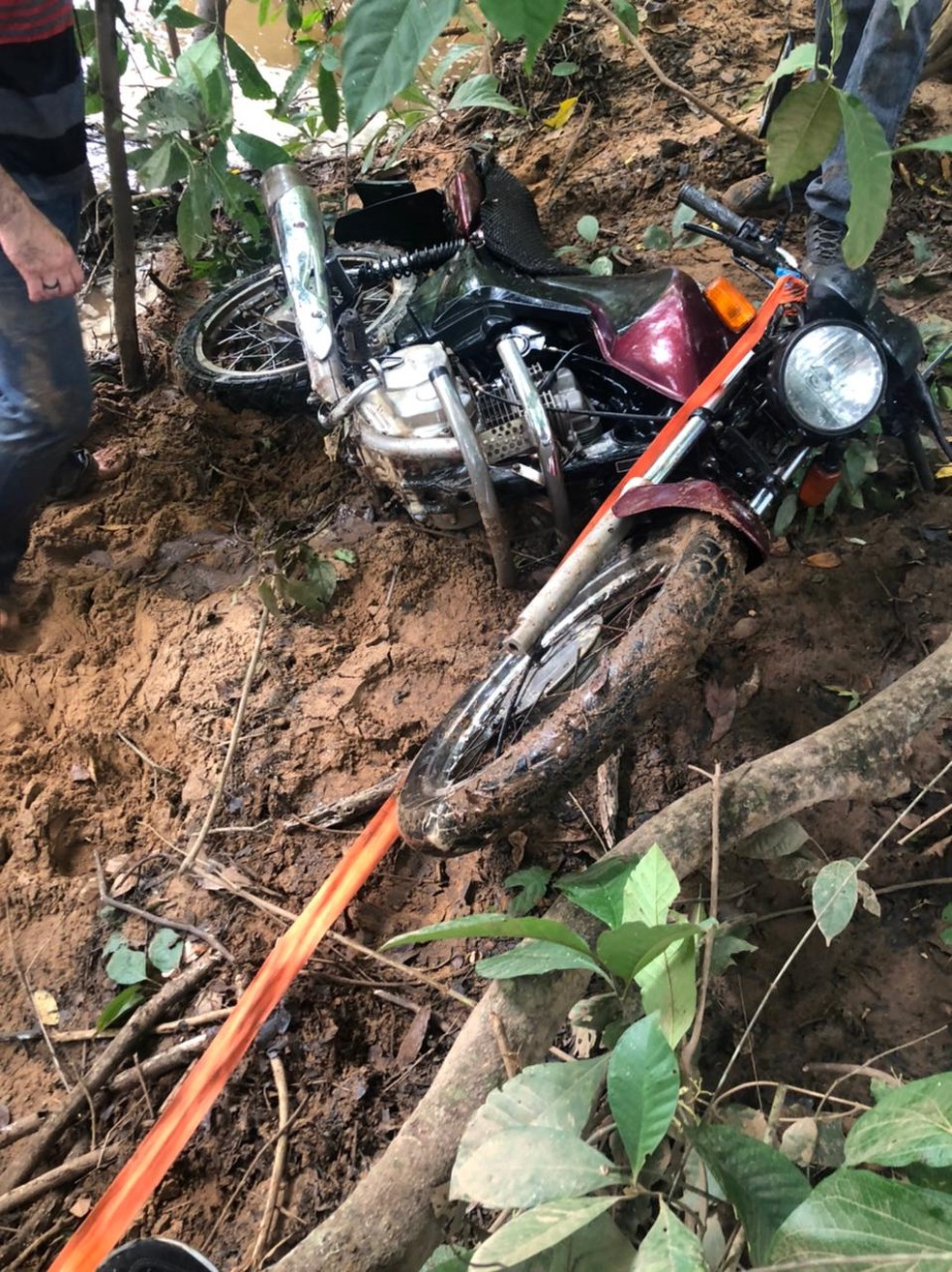 Motocicleta foi retirada da água após prisões dos suspeitos — Foto: Divulgação/Polícia Civil