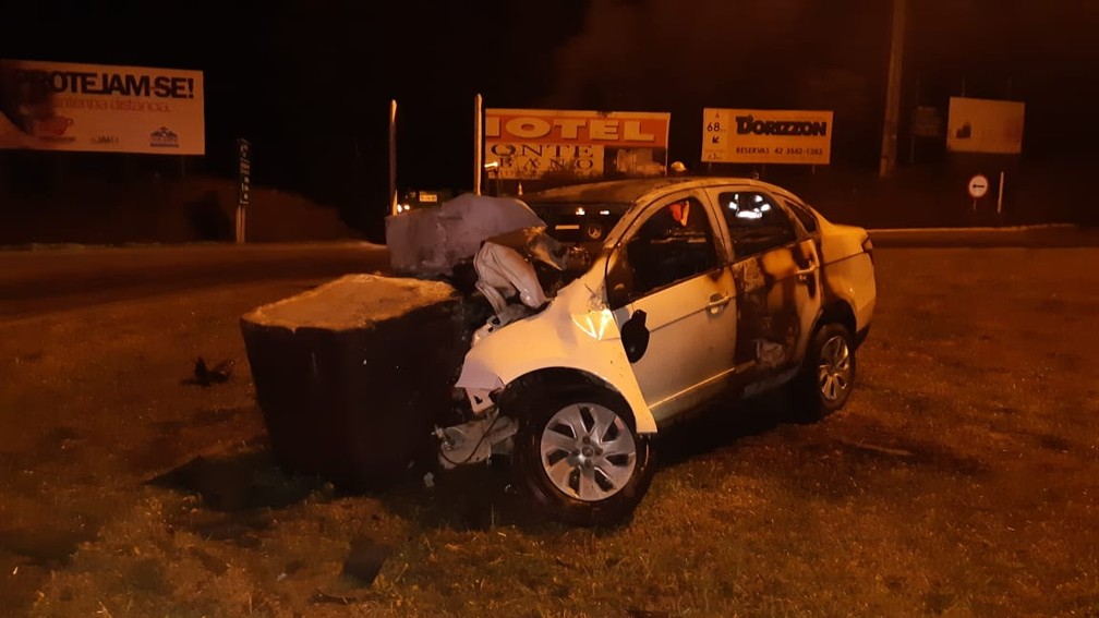 Após passar com tudo pela lombada, o carro bateu em uma pedra e pegou fogo  — Foto: Divulgação/PRF 