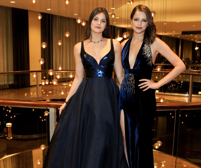Camila Queiroz e Agatha Moreira no Emmy Internacional (Foto: Globo/ Luiz C. Ribeiro)