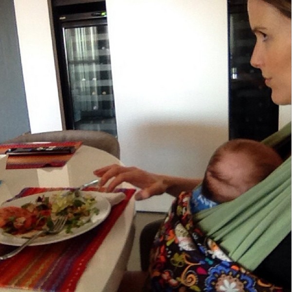 Mariana Ferrão almoçando com o filho Miguel no sling (Foto: Reprodução/Instagram)