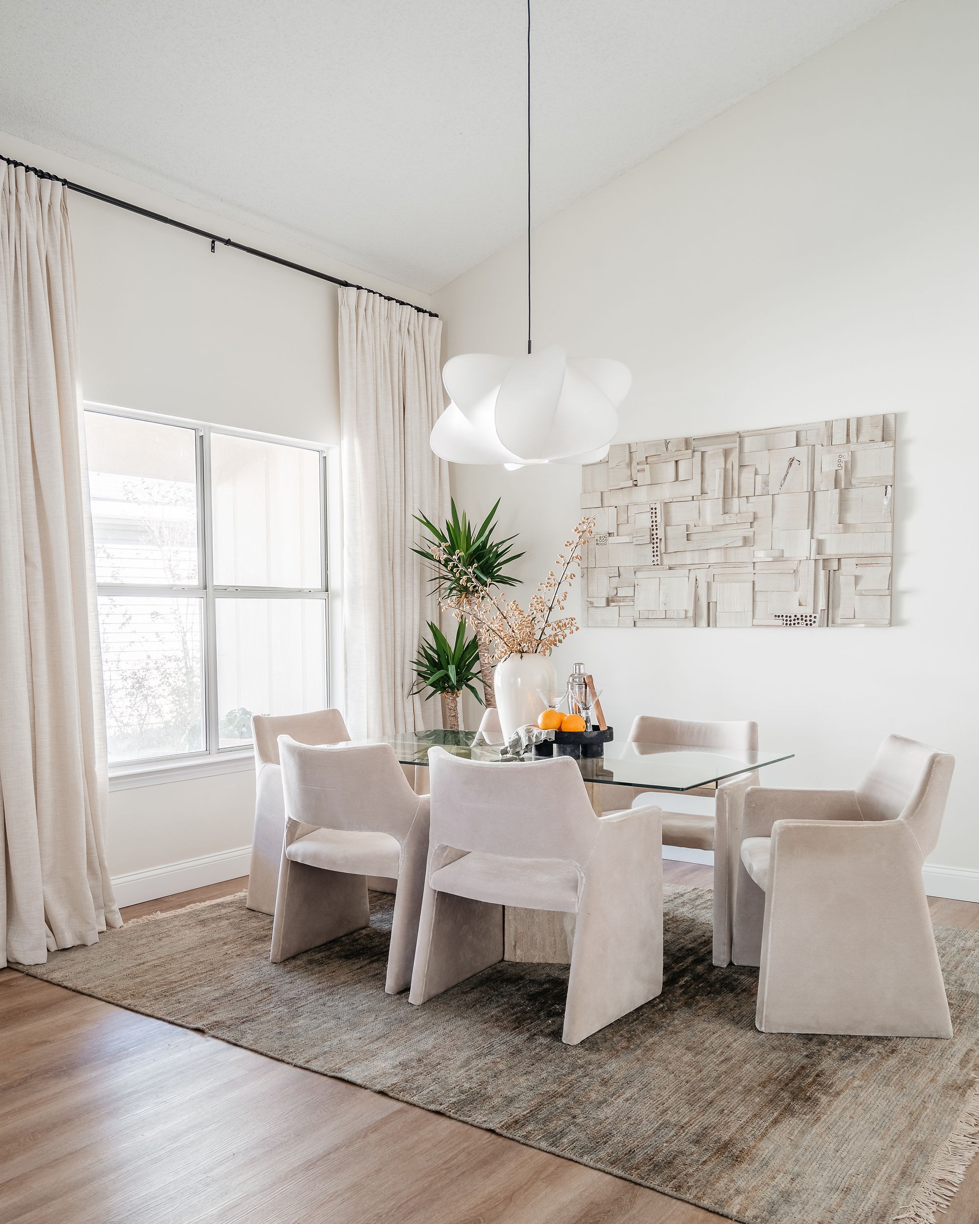 Décor do dia: sala de jantar com paleta neutra, plantas e cortinas de linho (Foto: Lauren Newman)