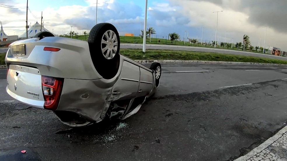 Mulher morre em capotamento de carro na orla de Salvador; vítima foi arremessada de veículo — Foto: Reprodução/TV Bahia