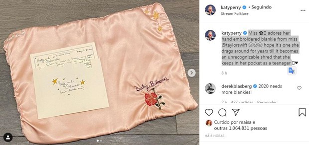 Katy Perry mostra cobertor que ganhou de Taylor Swift (Foto: Reprodução / Instagram)