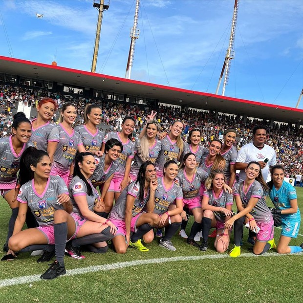 Famosas se reúnem em futebol solidário (Foto: Reprodução/Instagram)