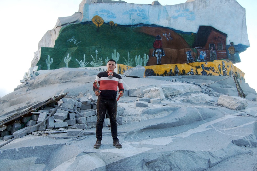 Memorial Lajedo da Serra, em Dona Inês, PB, demorou seis meses para ficar pronto e grafites na rocha conta a história da cidade — Foto: Tarcísio Play/Divulgação
