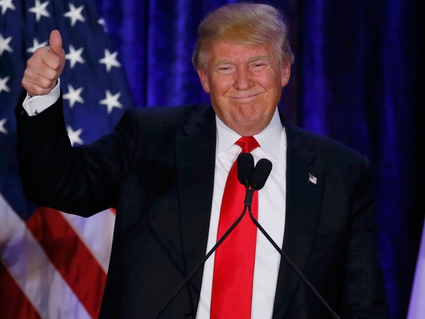 Donald Trump faz um gesto positivo para seus eleitores após a divulgação do resultado do cáucus republicano em Iowa, na noite de segunda (1º) (Foto: Reuters/Jim Bourg)