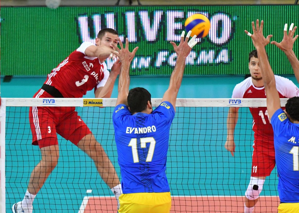Brasil teve dificuldade para parar o ataque polonês no tie-break (Foto: FIVB)