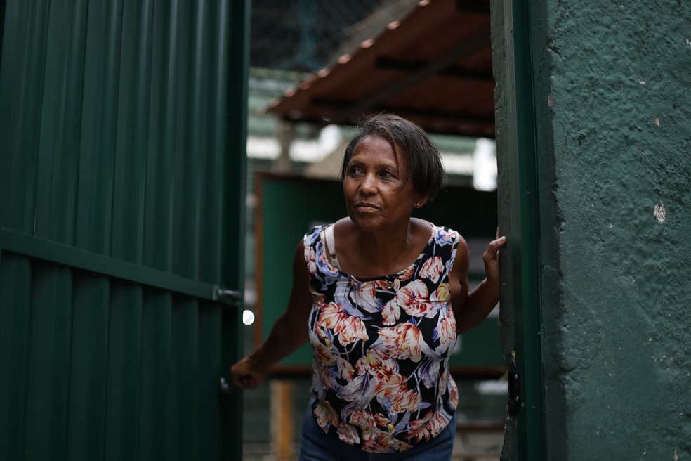 Thereza Cristina Maximiano, 63, merendeira que esta atuando como porteria da Escola Municipal José de Alencar. — Foto: Lucas Tavares/Agência O Globo