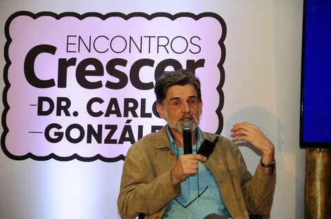 Carlos González falou com mães e pais sobre temas como criação com apego, licença-maternidade, amamentação... A palestra aconteceu no Espaço Buticabeira, em São Paulo