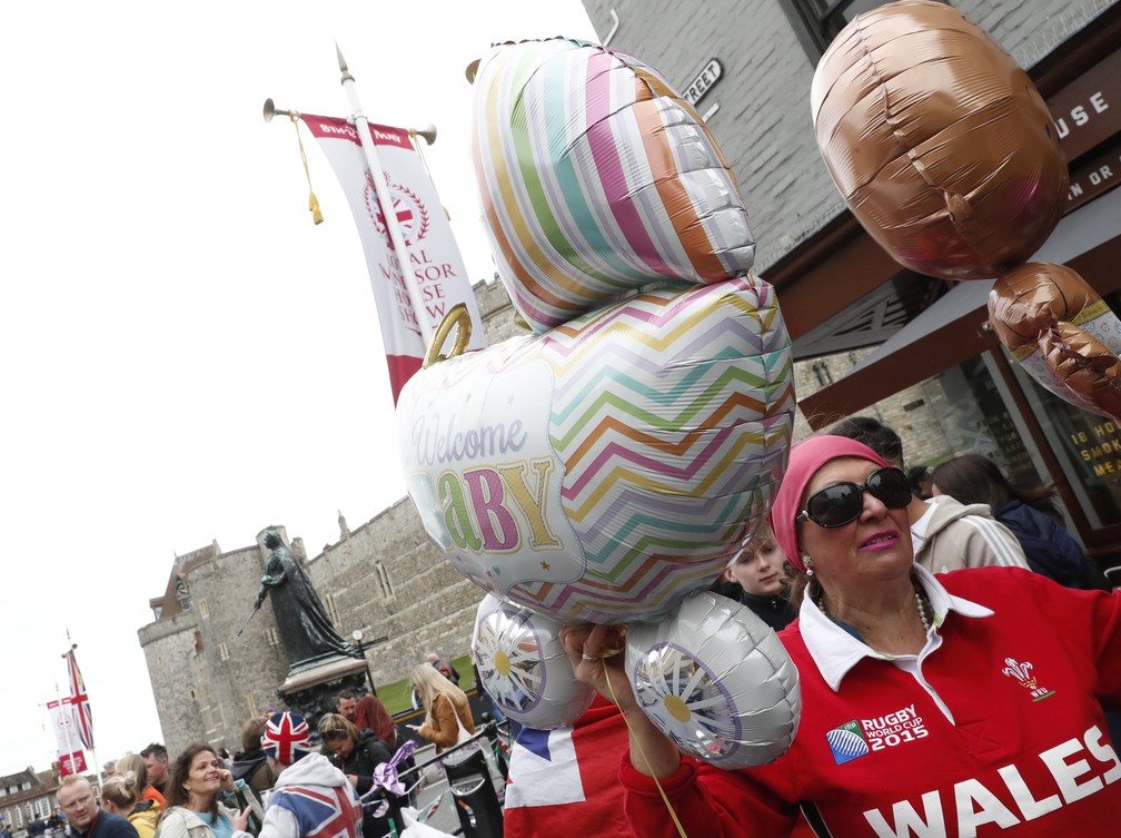 Fãs dão as boas-vindas ao novo bebê real na segunda-feira (6), em Windsor. — Foto: Alastair Grant/AP