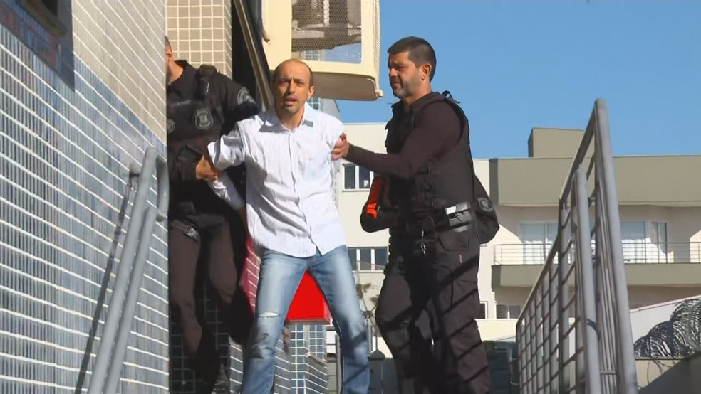 Momento em que Leandro Boldrini chega ao júri em Três Passos — Foto: Reprodução/RBS TV