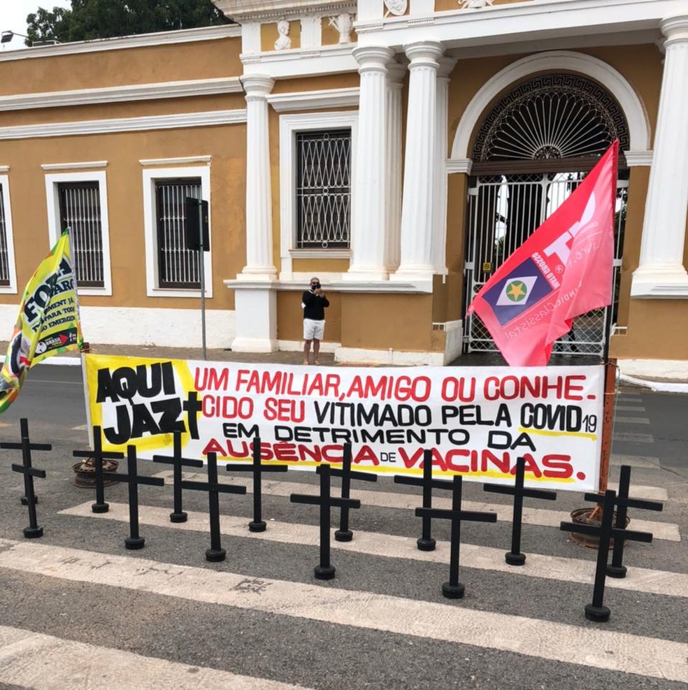 [Cuiabá, MT, 9h] Manifestantes fazem carreata contra o Bolsonaro e a favor da vacina pelo Centro de Cuiabá — Foto: Edna Sampaio