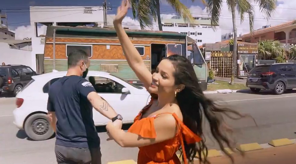 'Você nunca Esteve Sozinha – O Doc de Juliette': Juliette acena para as pessoas no retorno à Paraíba — Foto: Reprodução/Globoplay