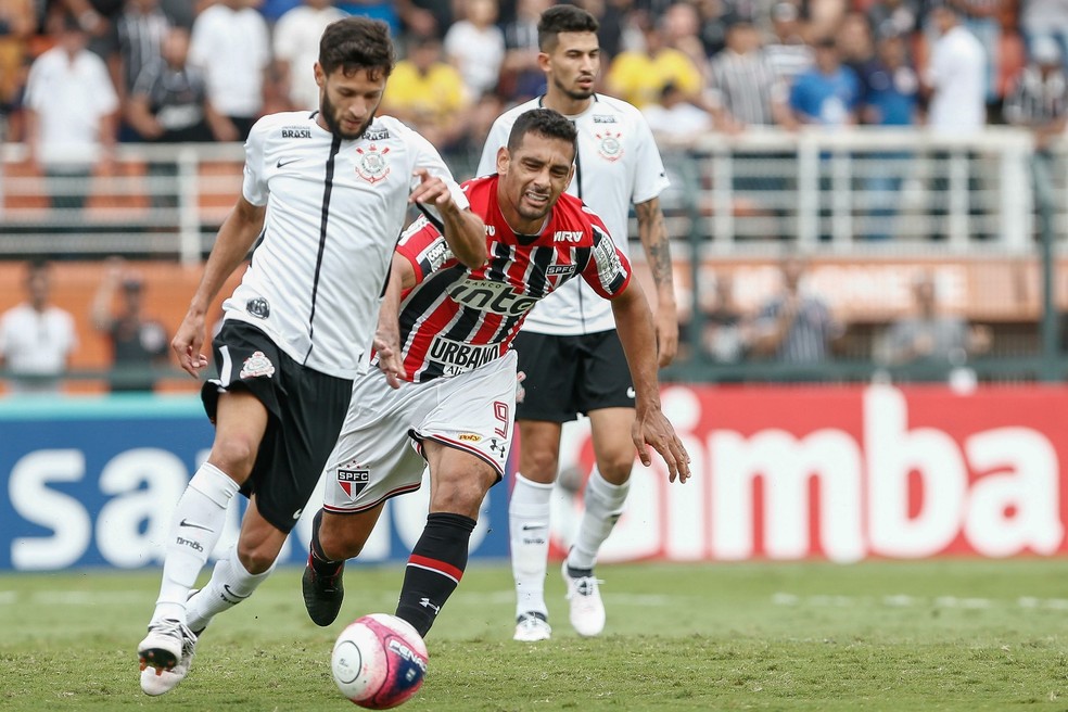 Juninho Capixaba não teve boa passagem pelo Corinthians (Foto: Marcelo Zambrana / Estadão Conteúdo)