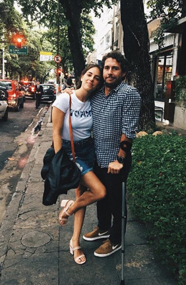 De muleta, Flávio Canto passeou com a namorada, Alice Bento, pelas ruas do Rio de Janeiro em 7 de janeiro (Foto: Reprodução/Instagram)
