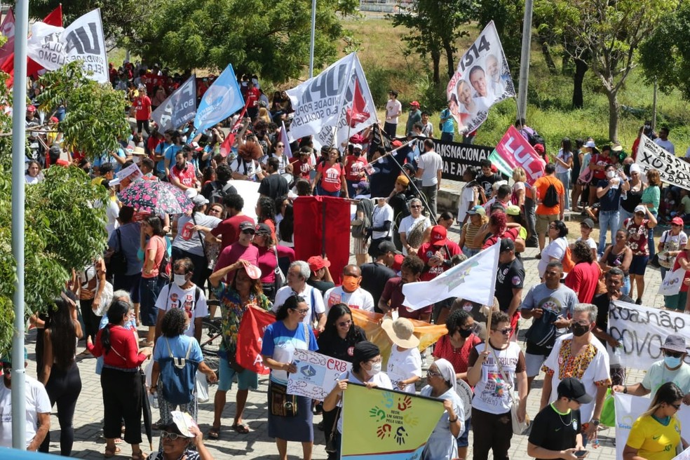 28º Grito dos Excluídos reúne manifestantes no calçadão da Lagoa da Parangaba, em Fortaleza, na manhã desta quarta-feira (7). — Foto: Kid Júnior/ SVM