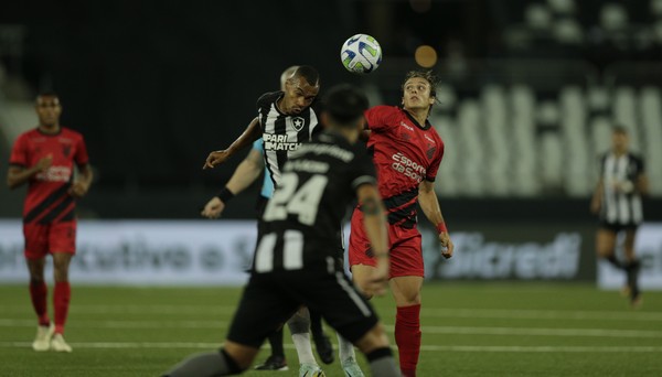 Bento brilha nos pênaltis, e Athletico elimina o Botafogo no torneio