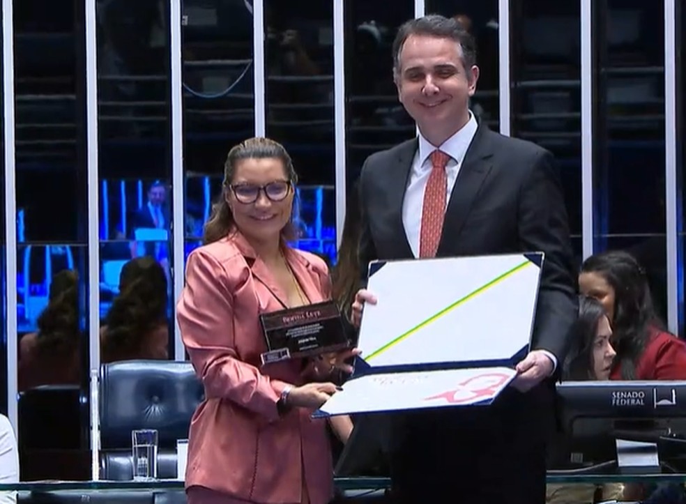 O presidente do Senado, Rodrigo Pacheco (PSD/MG), entrega o Diploma Bertha Lutz à primeira-dama Janja — Foto: TV Senado/Reprodução