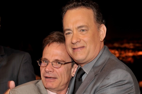 Peter Scolari e Tom Hanks em foto de abril de 2010 (Foto: Getty Images)