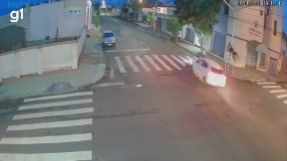 Adolescente arremessado de moto acidente Arax — Foto: Reproduo