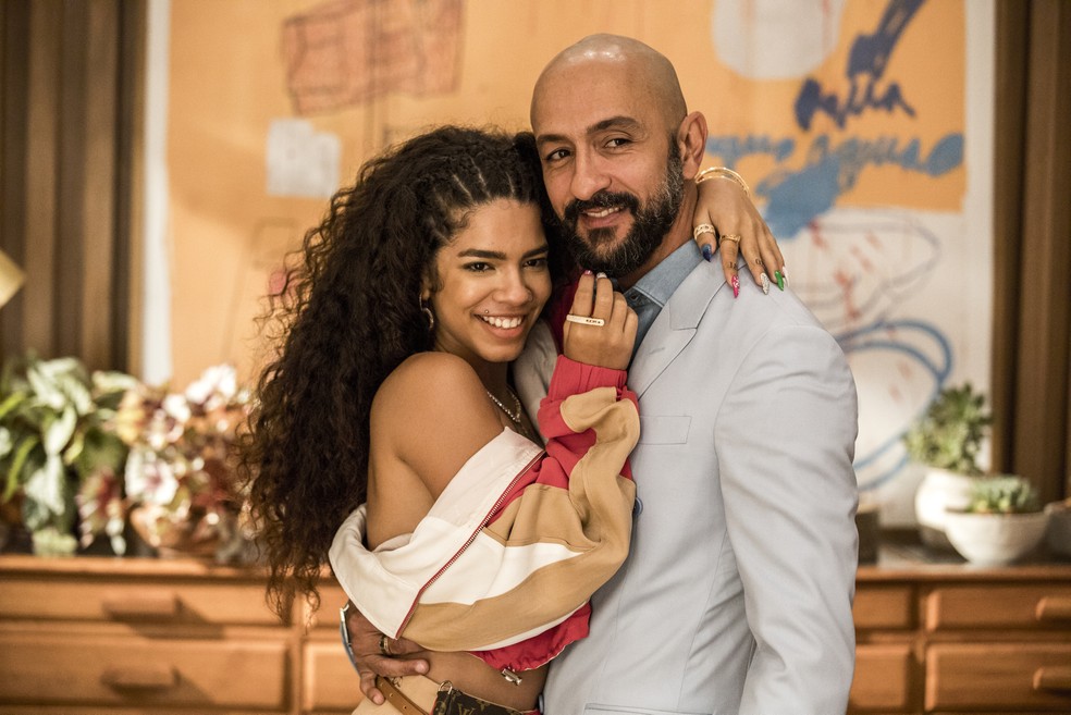 Verena (Maria) e Álvaro (Irandhir Santos) em cena de 'Amor de Mãe' — Foto: Globo/Victor Pollak