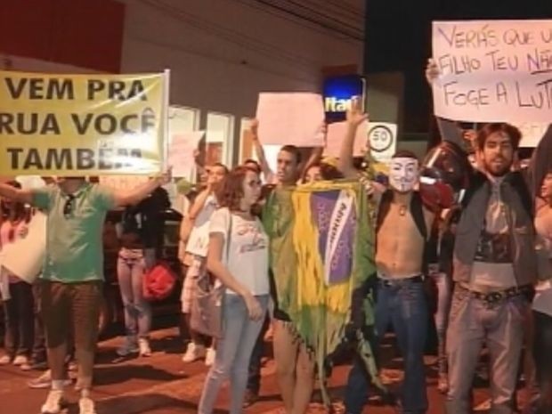 Cerca de 250 pessoas se reuniram na Praça Mello Peixoto  (Foto: reprodução/TV Tem)