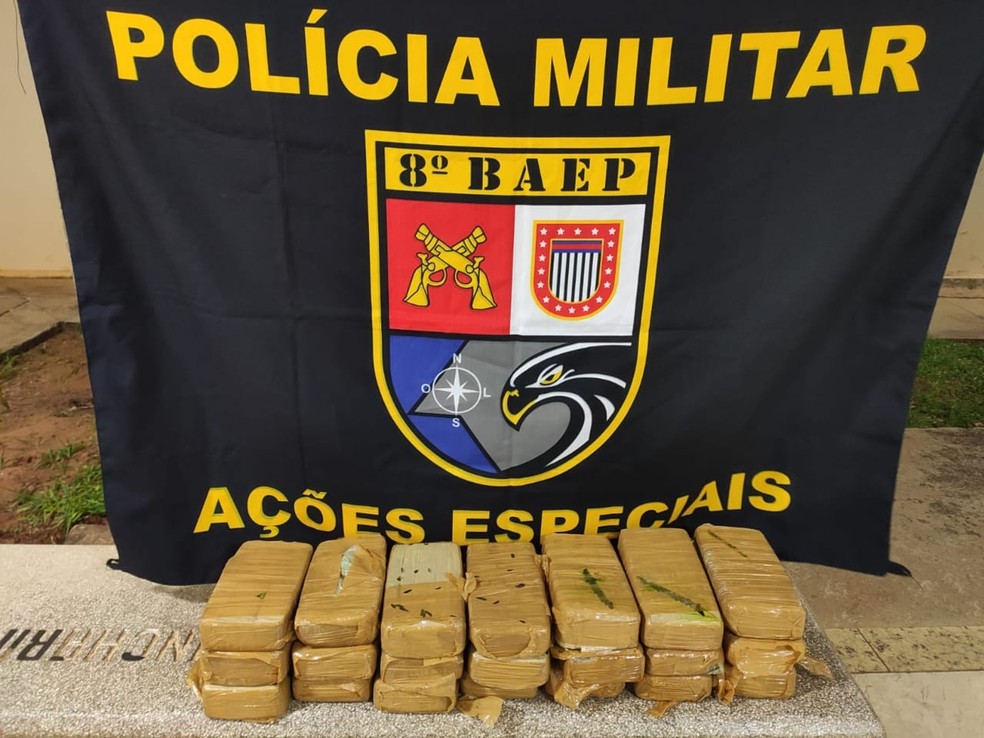 Tijolos de crack foram localizados em tanque de combustível e apreendidos  — Foto: Polícia Militar 