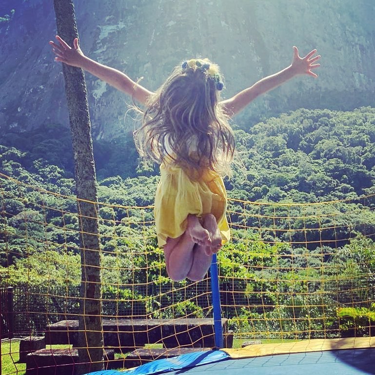 Angélica filosofa ao postar Eva pulando em brinquedo em casa (Foto: Reprodução Instagram)